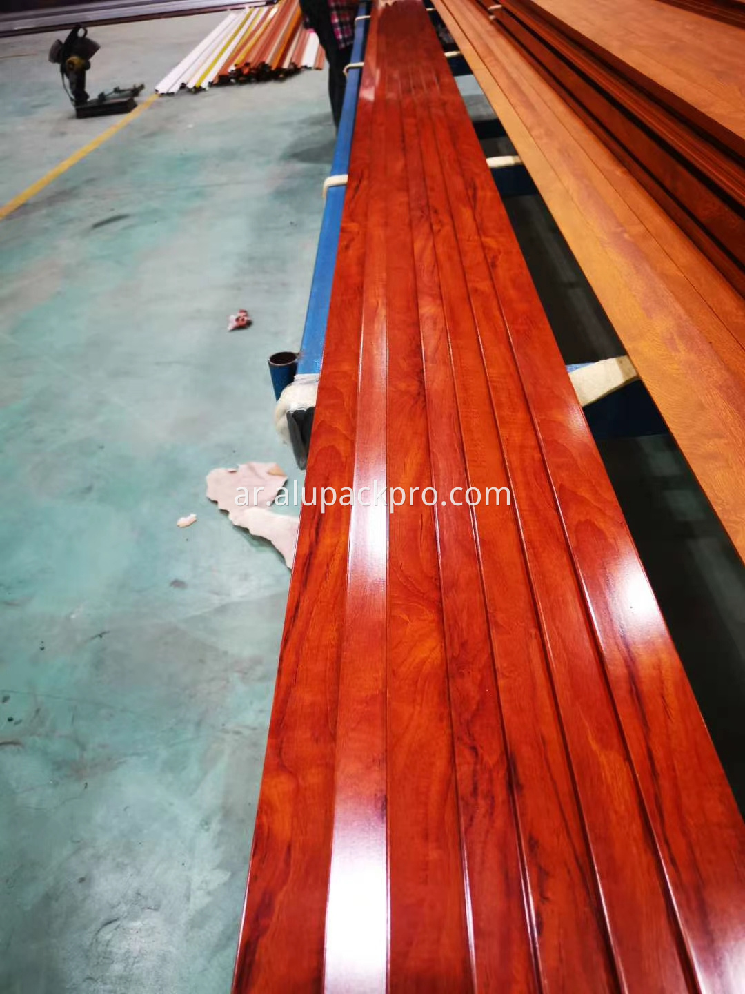 خط إنتاج التأثير الخشبي لمقاطع الألمنيوم Wood Effect Production Line For Aluminum Profiles